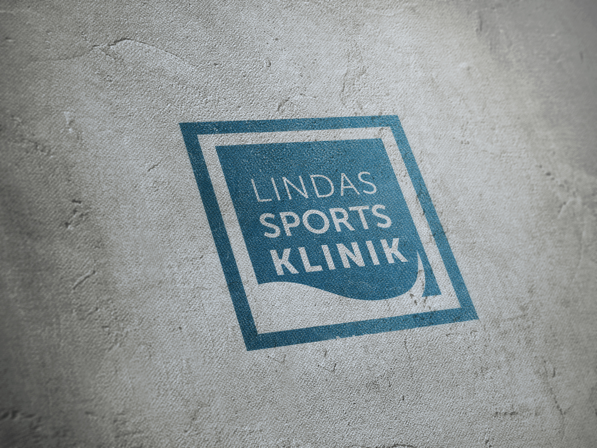 Logo for Lindas Sportsklinik tryk på betonvæg